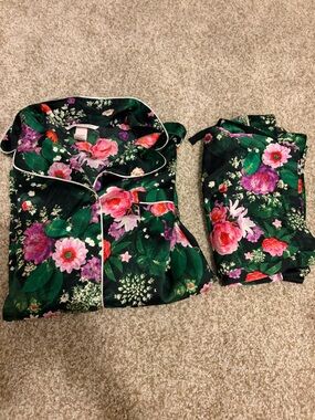 NWOT VICTORIA’S SECRET Green Floral Satin Pajama PJ Set Moody Floral Sz Medium